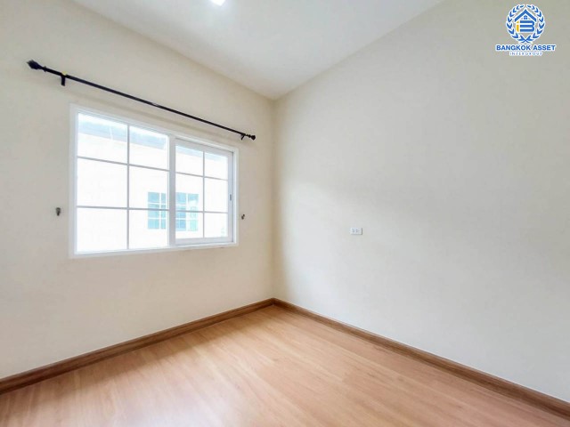 *****ทาวน์เฮ้าส์มือสองย่านเมืองทอง ม.โกลเด้นซิตี้ แจ้งวัฒนะ-เมืองทอง เนื้อที่กว้าง 19 ตร.ว. ฟังก์ชัน 4 ห้องนอน 3 ห้องน้ำ ที่จอดรถ 2 คัน ฟรี! เครื่องปรับอากาศ 4 เครื่อง ลงเสาเข็ม ต่อเติมพร้อมเข้าอยู่ได้ทันที ทำเลเดินทางสะดวก ใกล้รถไฟฟ้าสายสีชมพู "สถานีปากเกร็ด" และจุดขึ้นทางด่วน "อุดรรัถยา" จองเลย!